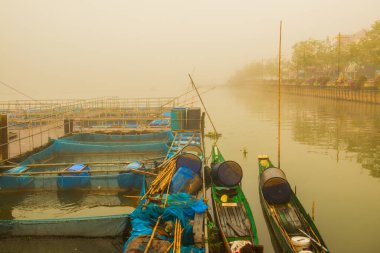 Tayland, Kwan Phayao Gölü 'ndeki balık kafesi..