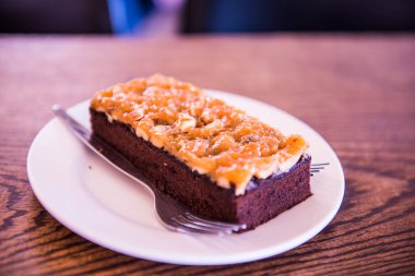 Beyaz tabakta browni keki, Tayland.