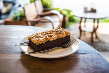 Beyaz tabakta browni keki, Tayland.