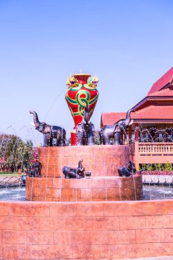 Prayodkhunpol 'deki güzel çeşme Wiang Kalong Tapınağı, Tayland.
