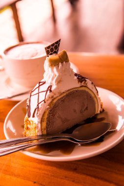 Dondurmalı pasta beyaz tabak, Tayland.
