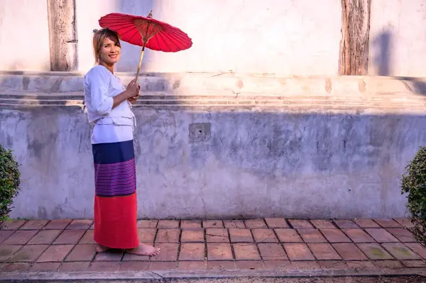 Lanna tarzı geçmişi olan Taylandlı kadın, Chiang Mai.