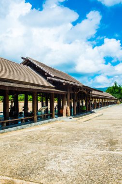 Tayland Cherntawan Uluslararası Meditasyon Merkezi 'ndeki güzel ahşap bina..