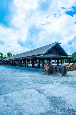 Tayland Cherntawan Uluslararası Meditasyon Merkezi 'ndeki güzel ahşap bina..