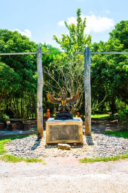 Garuda heykeli parkta, Tayland.