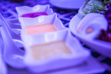 Tayland 'da beyaz kasede salata sosu..