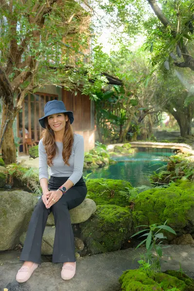 Mujer Turista Asiática Con Fondo Jardín Sombreado Provincia Chiang Mai — Foto de Stock