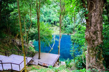 Lom Phu Khew ya da Tham Phatai Ulusal Parkı 'ndaki Mavi Göl, Lampang Eyaleti.