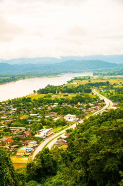 Tayland 'ın Chiang Saen şehrindeki Mekong nehrinin en üst manzarası..