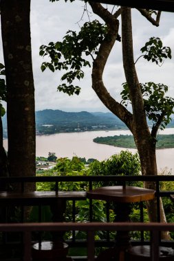 Tayland 'ın Chiang Saen şehrindeki Mekong nehrinin en üst manzarası..