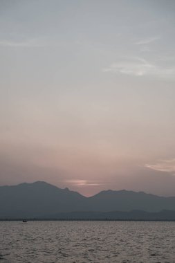 Kwan Phayao Gölü 'nde gün batımı, Tayland.
