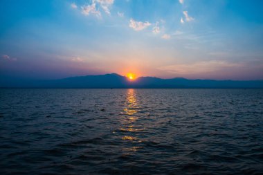 Kwan Phayao Gölü 'nde gün batımı, Tayland.