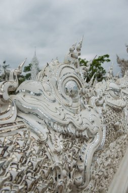 Tayland 'daki Rong Khun tapınağında kalıp sanatıyla dekorasyon..