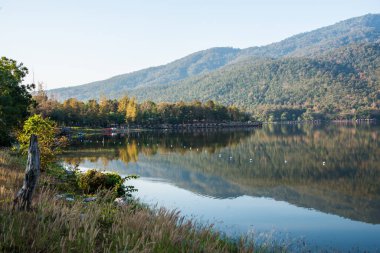 Chiangmai, Tayland 'daki Huay Tueng Tao Gölü' nün manzarası..