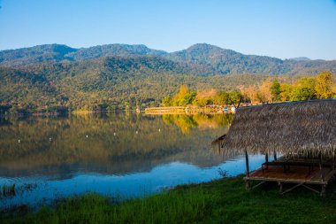 Tayland 'ın Chiangmai ilindeki Huay Tueng Tao gölünün manzara manzarası.