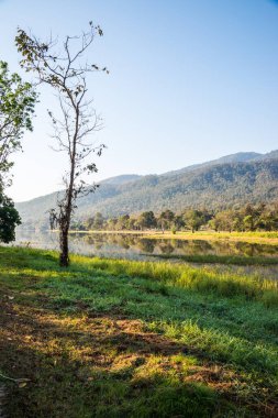 Tayland 'ın Chiangmai ilindeki Huay Tueng Tao gölünün manzara manzarası.