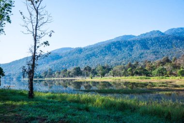 Tayland 'ın Chiangmai ilindeki Huay Tueng Tao gölünün manzara manzarası.