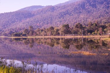Tayland 'ın Chiangmai ilindeki Huay Tueng Tao gölünün manzara manzarası.