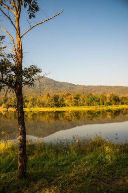 Tayland 'ın Chiangmai ilindeki Huay Tueng Tao gölünün manzara manzarası.