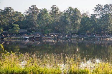 Tayland 'ın Chiangmai ilindeki Huay Tueng Tao gölünün manzara manzarası.