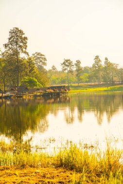 Tayland 'ın Chiangmai ilindeki Huay Tueng Tao gölünün manzara manzarası.