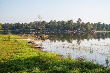 Tayland 'ın Chiangmai ilindeki Huay Tueng Tao gölünün manzara manzarası.