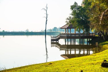 Tayland 'ın Chiangmai ilindeki Huay Tueng Tao gölünün manzara manzarası.