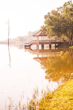 Tayland 'ın Chiangmai ilindeki Huay Tueng Tao gölünün manzara manzarası.