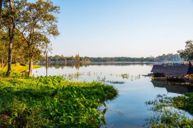 Tayland 'ın Chiangmai ilindeki Huay Tueng Tao gölünün manzara manzarası.