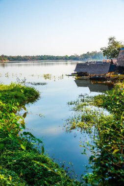Tayland 'ın Chiangmai ilindeki Huay Tueng Tao gölünün manzara manzarası.