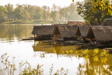 Tayland 'ın Chiangmai ilindeki Huay Tueng Tao gölünün manzara manzarası.
