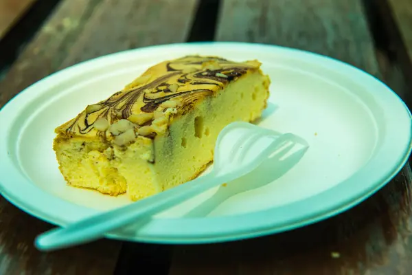 マカダミア ホワイトプレートの大理石ケーキ — ストック写真