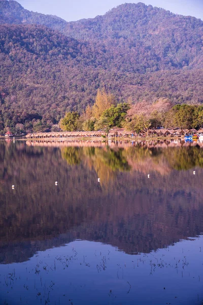 チェンマイ県のHuay Tueng Tao湖の風景ビュー — ストック写真