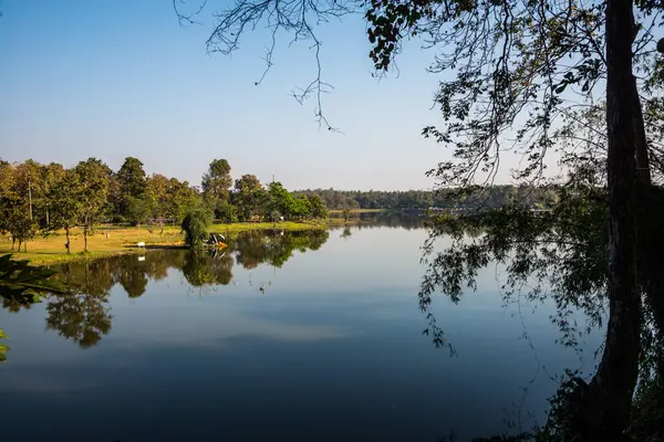 Tayland 'ın Chiangmai ilindeki Huay Tueng Tao gölünün manzara manzarası.