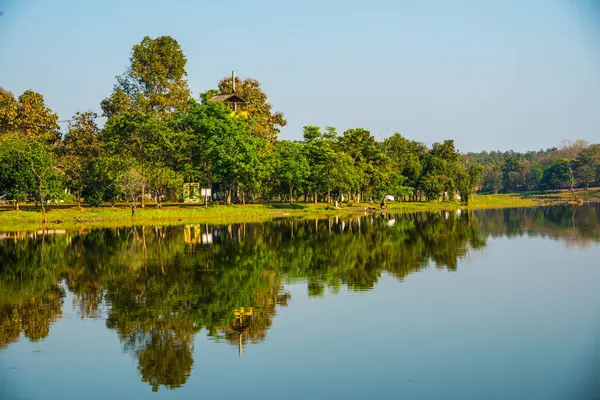 Tayland 'ın Chiangmai ilindeki Huay Tueng Tao gölünün manzara manzarası.