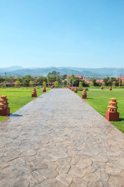 Prayodkhunpol 'ün güzel manzara manzarası Wiang Kalong Tapınağı, Tayland.