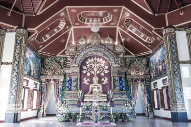 Prayodkhunpol 'deki güzel Buda heykeli Wiang Kalong Tapınağı, Tayland.