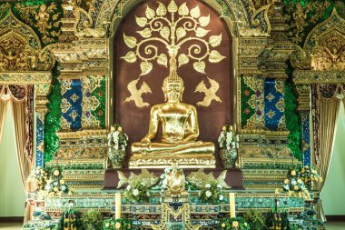Prayodkhunpol 'deki güzel Buda heykeli Wiang Kalong Tapınağı, Tayland.