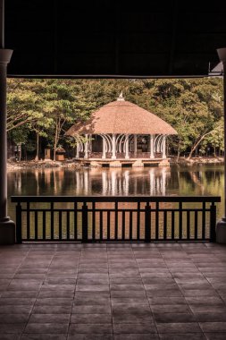 Göl kenarındaki güzel dinlenme evi, Tayland.