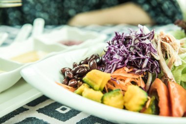 Masada soslu tavuk salatası, Tayland.