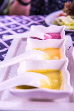 Tayland 'da beyaz kasede salata sosu..