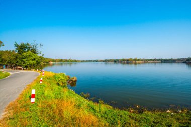 Tayland 'ın Chiangmai ilindeki Huay Tueng Tao gölünün manzara manzarası.