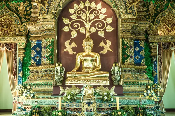 Prayodkhunpol 'deki güzel Buda heykeli Wiang Kalong Tapınağı, Tayland.