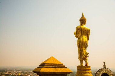 Phra 'da yürüyen altın Buda heykeli. Khao Noi tapınağı, Tayland.