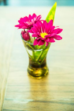 Tahta masadaki küçük çiçekler, Tayland