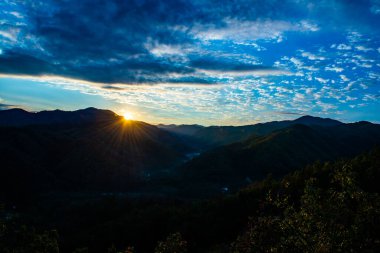 Wat Phrathat Doi Leng 'in Tayland manzaralı sisli dağ manzarası.