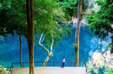 Lom Phu Khew veya Blue Lake with Asia Woman in Tham Phatai Milli Parkı, Lampang Eyaleti.