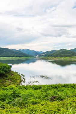 Mae Kuang Udom Thara barajının manzara manzarası, Tayland.