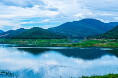 Mae Kuang Udom Thara barajının manzara manzarası, Tayland.