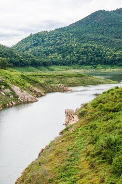 Mae Kuang Udom Thara barajının manzara manzarası, Tayland.